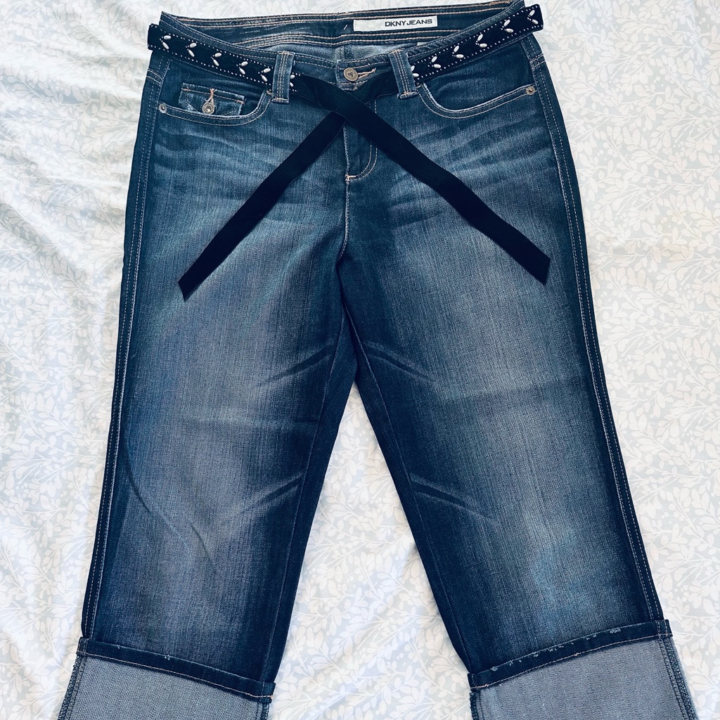 Dkny Jeans In Size 10 Low Rise Capri Style In Excellent Condition Fade Effect